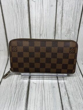 PRE LOVED AUTHENTIC Louis Vuitton Damier Ebene Zippy Wallet